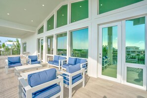 Terrace/patio - Waterfront Luxury: Pool, Dock & Near Beach! (Marathon)