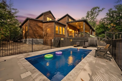 Luxury 4BR Cabin on Pond for 18p- Pool, Sauna, Hot Tub & Game Room in Broken Bow