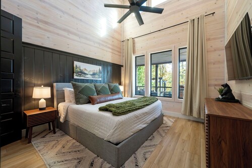 Luxury 4BR Cabin on Pond for 18p- Pool, Sauna, Hot Tub & Game Room in Broken Bow