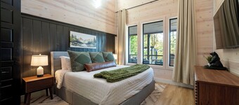 Luxury 4BR Cabin on Pond for 18p- Pool, Sauna, Hot Tub & Game Room in Broken Bow