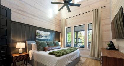 Luxury 4BR Cabin on Pond for 18p- Pool, Sauna, Hot Tub & Game Room in Broken Bow