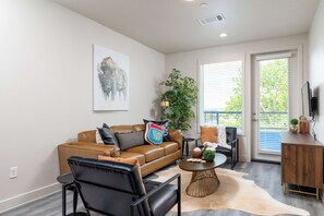 Televisión y oficina 