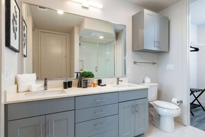 Douche, sèche-cheveux, serviettes fournies