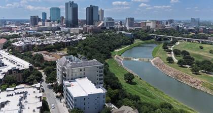 Trinity River Views - King Bed Near Downtown FTW