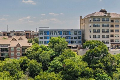 Downtown Views | Riverfront Stay | Free Parking