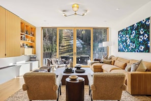 Smart TV, fireplace
