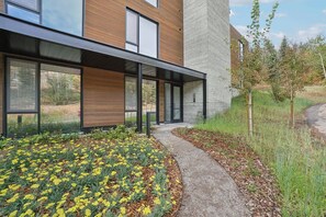 Un bâtiment moderne doté de grandes fenêtres et d’une galerie couverte.