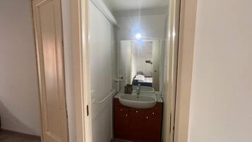 Asciugacapelli, asciugamani, sapone, carta igienica