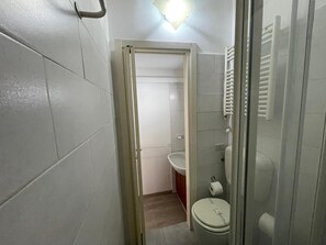 Hair dryer, towels, soap, toilet paper - Stylish 4 Guest Appartment Near to Metro Dergano! (Milano)