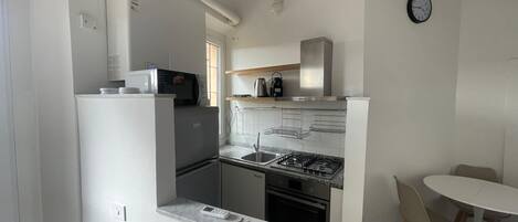 Een magnetron, een oven, een kookplaat