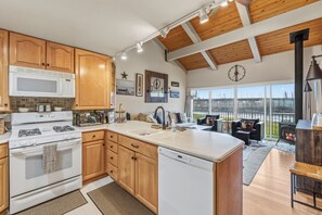 Private kitchen - Lakefront Condo del Sol with Boat Slip & Pool (Sandpoint)