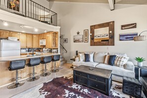 Living area - Lakefront Condo del Sol with Boat Slip & Pool (Sandpoint)