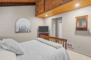 2 bedrooms, iron/ironing board, WiFi, bed sheets - Lakefront Condo del Sol with Boat Slip & Pool (Sandpoint)