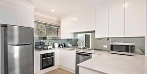 Fridge, microwave, oven, stovetop - Bella Vista Unit 19, 19-21 Shoal Bay Road, Shoal B (Shoal Bay)