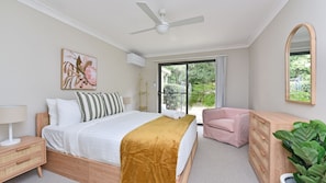 Iron/ironing board, free WiFi, bed sheets - Cleopatra's Oasis at Lagoon Estate (Nelson Bay)