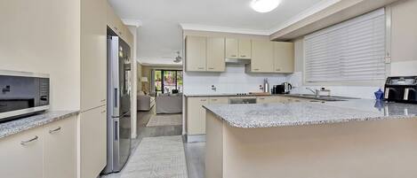 冷蔵庫、電子レンジ、オーブン、コンロ