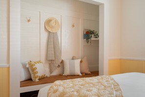 4 chambres, fer et planche à repasser, lit de bébé portatif