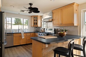 ثلاجة، ميكروويف، فرن، موقد طهي مسطح