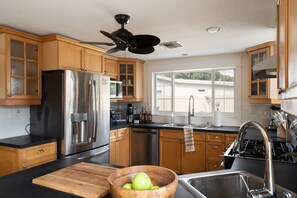 ثلاجة، ميكروويف، فرن، موقد طهي مسطح