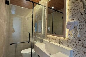 Lydisolert og strykejern/-brett