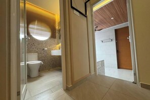 Sistema de insonorización y tabla de planchar con plancha