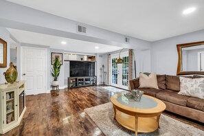 TV, peis, bøker og kontorer