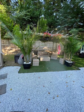 Property grounds - Your Family-Friendly Getaway! Vibrant & Relaxing! (Melville)