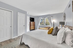 Desk, iron/ironing board, travel cot, WiFi - Your Family-Friendly Getaway! Vibrant & Relaxing! (Melville)