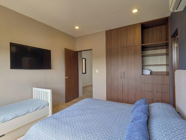 3 bedrooms, iron/ironing board, WiFi, bed sheets