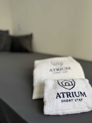 Hiustenkuivaaja, pyyhkeet, vessapaperi