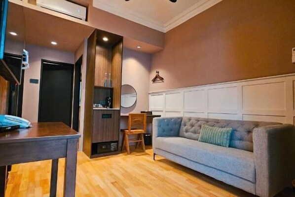 Living area - The Palm Suite at Lava Mansion (George Town)