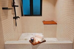 Bathroom - The Palm Suite at Lava Mansion (George Town)