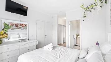 3 bedrooms, iron/ironing board, internet, bed sheets