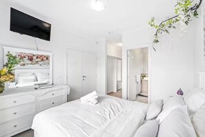 3 bedrooms, iron/ironing board, Internet, bed sheets