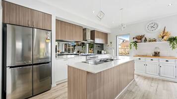 ميكروويف، فرن، موقد طهي مسطح، غسالة أطباق