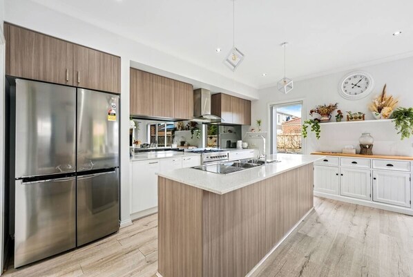 Mikrowelle, Ofen, Herdplatte, Geschirrspüler