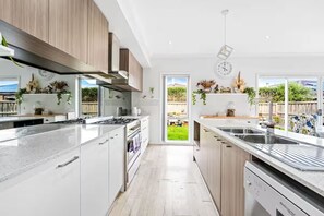 Mikrovågsugn, ugn, spishäll och diskmaskin
