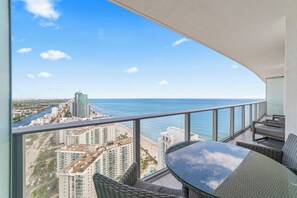 Outdoor dining - Luxe 2BR Retreat • Stunning Skyline & Ocean View (Hollywood)
