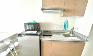 Private kitchen - By Trixia BE Apartments, Luxury Studio Apartments near IT Park (Cebu City)