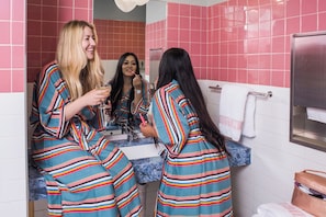 Habitación, 1 cama Queen size, baño compartido | Baño | Regadera, secadora de cabello, toallas, jabón 