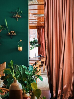 Restaurant - The Cabins at East Austin Hotel (Austin)