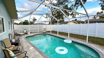 حمّام سباحة مُدفَّأ