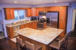 Four à micro-ondes, un four, surface de cuisson, lave-vaisselle