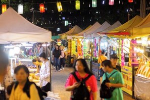 An outdoor market with tents and stalls. - Hometel Night Bazaar Chiangmai (Chiang Mai)