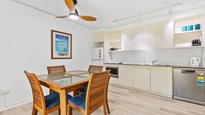 Een koelkast, een vaatwasser, een broodrooster