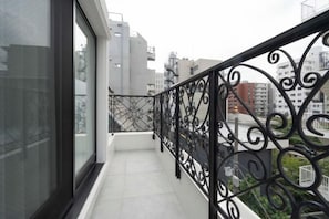 A balcony with a black wrought iron railing and a view of the cityscape. - HJ Place Shibuya (Tokyo)