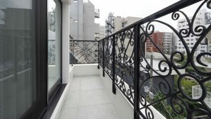 A balcony with a metal railing and a view of buildings. - HJ Place Shibuya (Tokyo)