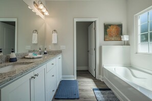 Haartrockner, Handtücher, Seife, Toilettenpapier