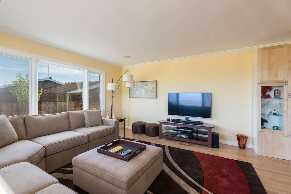 Smart TV, chimenea, reproductor de DVD y oficina 