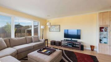 Smart TV, chimenea, reproductor de DVD y oficina